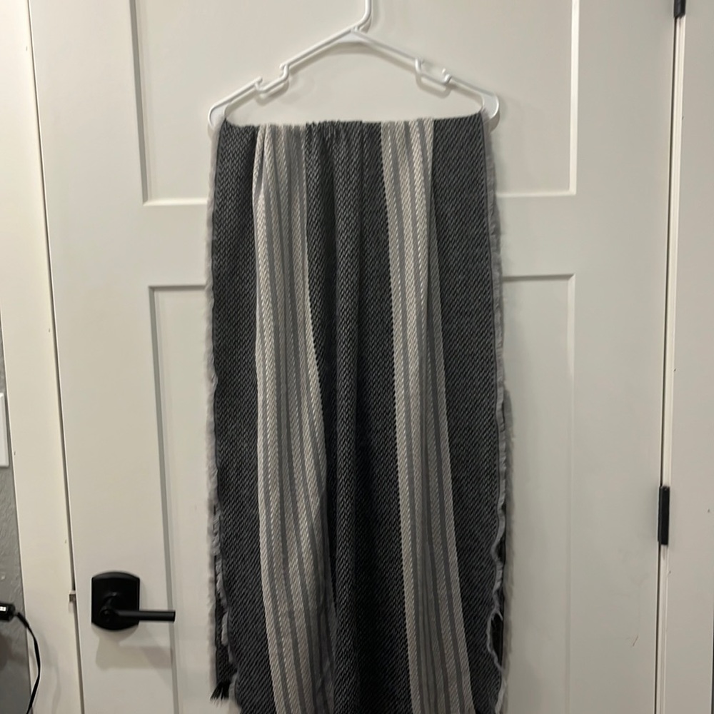 Black and gray blanket scarf